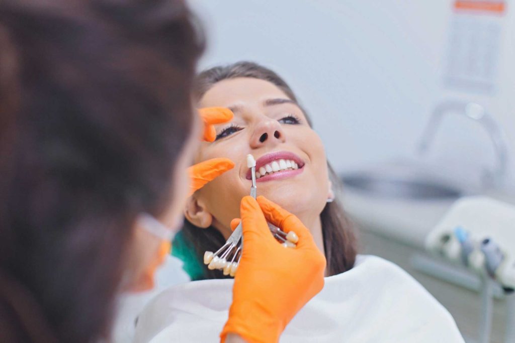Estética dental en Ugena y El Señorío de Illescas. Blanqueamiento dental en Ugena y El Señorío de Illescas, carillas dentales en Ugena y El señorío, carillas de composite, carillas de cerámica, blanqueamiento en casa, blanqueamiento en clínica.